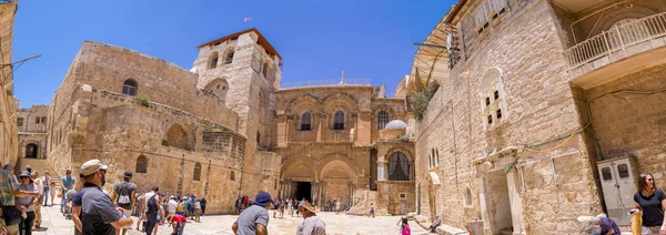 Jerusalén Israel Junio 2018 Los Turistas Sentados Entrada Iglesia Del —  Fotos de Stock