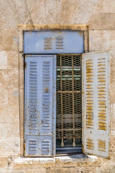 Vieja Ventana Con Persianas Metálicas Oxidadas Azules Edificio Piedra Jerusalén — Foto de Stock