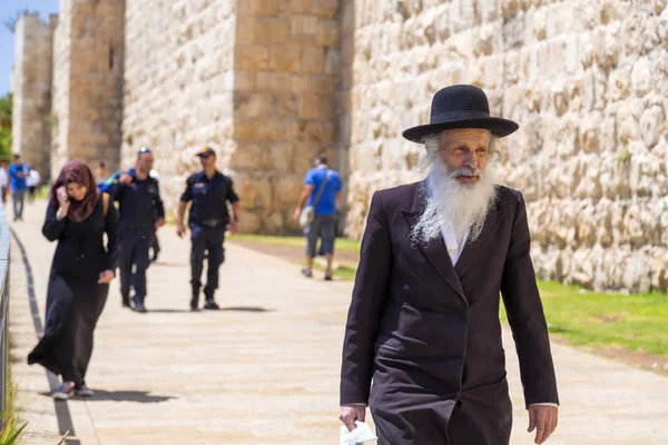 Иерусалим Израиль Июня 2018 Года Старый Еврей Хариди Молодая Мусульманская — стоковое фото