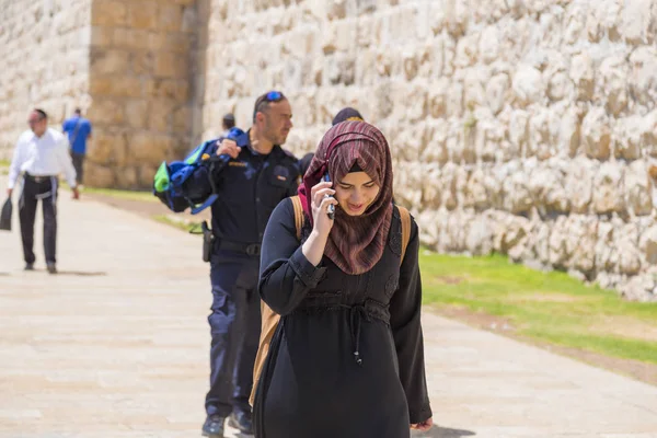 Jerozolima Izrael Czerwca 2018 Młody Muzułmanin Dziewczyna Rozmawia Przez Telefon — Zdjęcie stockowe