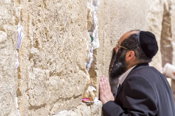 Jerusalém Israel Junho 2018 Povo Judeu Orando Contra Muro Ocidental — Fotografia de Stock