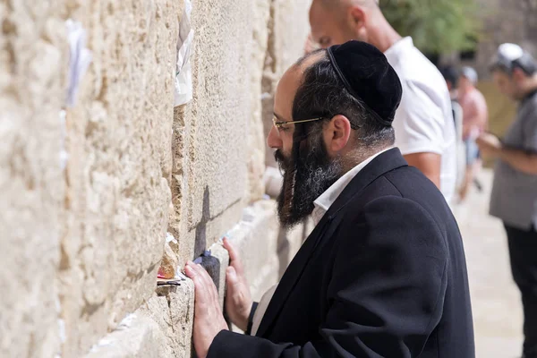 Jerusalém Israel Junho 2018 Povo Judeu Orando Contra Muro Ocidental — Fotografia de Stock