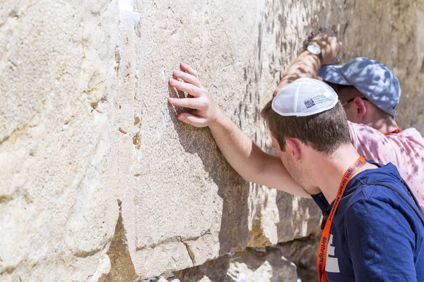 Ierusalim Israel Iunie 2018 Poporul Evreu Roagă Împotriva Zidului Vest — Fotografie, imagine de stoc