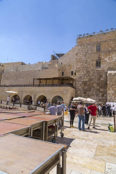 Jerozolima Izrael Czerwca 2018 Osób Odwiedzających Czytanie Tory Wokół Ściana — Zdjęcie stockowe
