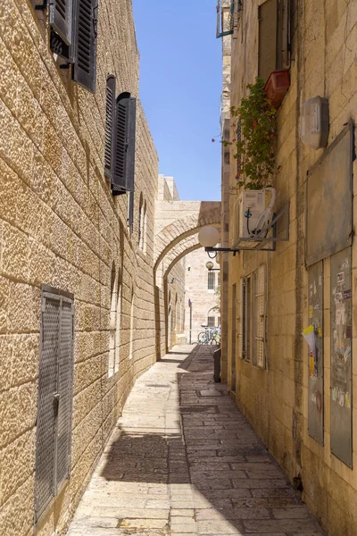以色列耶路撒冷 2018年6月14日 古老的耶路撒冷古城的街道和建筑物 耶路撒冷是亚伯拉罕宗教的圣地 犹太教 基督教和伊斯兰教 — 图库照片