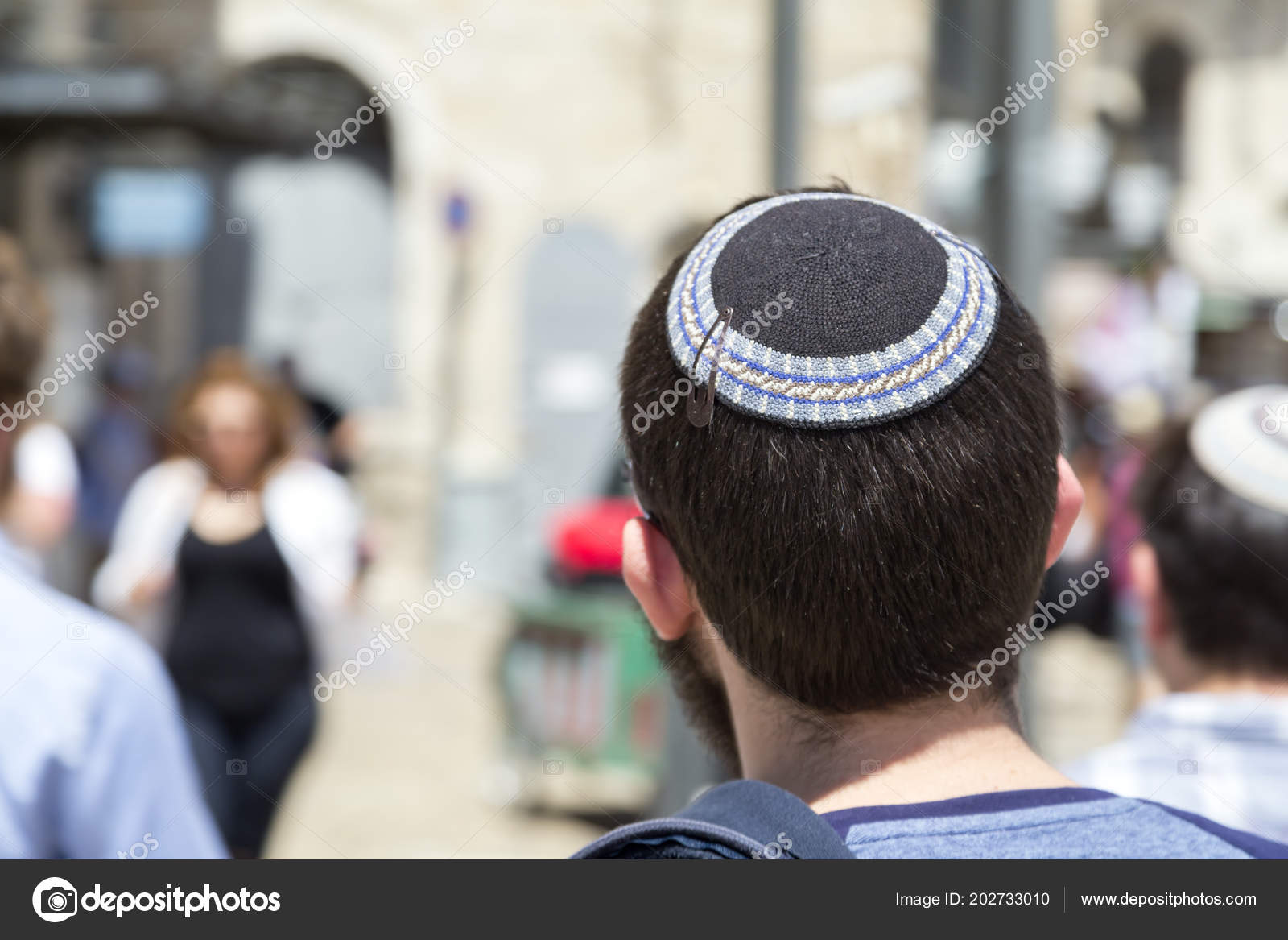 キッパーやヤムルカ　イスラエル　ユダヤ人の男　伝統的なユダヤ人の帽子を身に着けているエルサレムの旧市街の古代の通りを歩いてエルサレム　2018　ストックエディトリアル用写真©EnginKorkmaz＃202733010