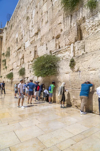 Jerusalén Israel Junio 2018 Pueblo Judío Rezando Contra Muro Occidental — Foto de Stock