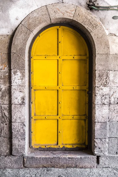 Old Arch Shaped Metallic Door Painted Yellow Stone Building Jerusalem — Stock Photo, Image