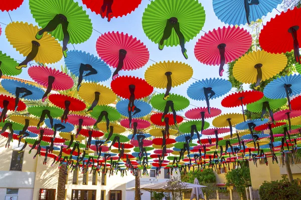 Tel Aviv Israel Junio 2018 Coloridas Figuras Bailarinas Colgando Sobre — Foto de Stock