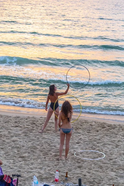 Tel Aviv Izrael Června 2018 Dvě Neznámé Ženy Cvičit Hula — Stock fotografie