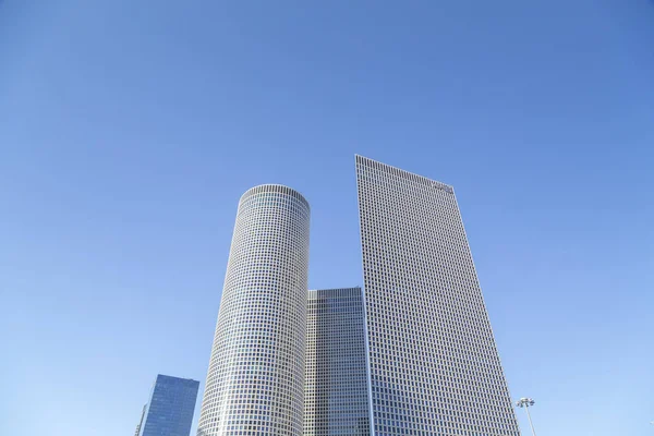 特拉维夫 以色列 2018年6月9日 阿兹列里中心的外部视图 三个不同形状的商业塔楼位于 Ayalon Hashalom 和卡普兰街道 特拉维夫 — 图库照片