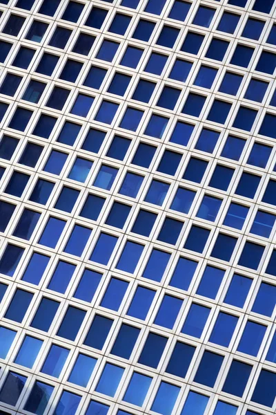 Detail Fasády Budovy Čtvercovými Obdélníkovými Okny Moderní Městský Detail Perspektivou — Stock fotografie