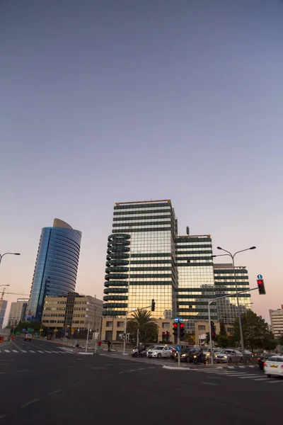 特拉维夫 以色列 2018年6月9日 梅纳赫姆开始道路与商业塔 Levinstein 和特拉维夫塔在晚上 特拉维夫 以色列 — 图库照片