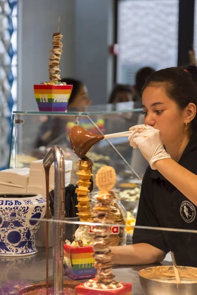 Tel Aviv Israel Juni 2018 Chokladkaka Anbud Förbereder Dessert Med — Stockfoto