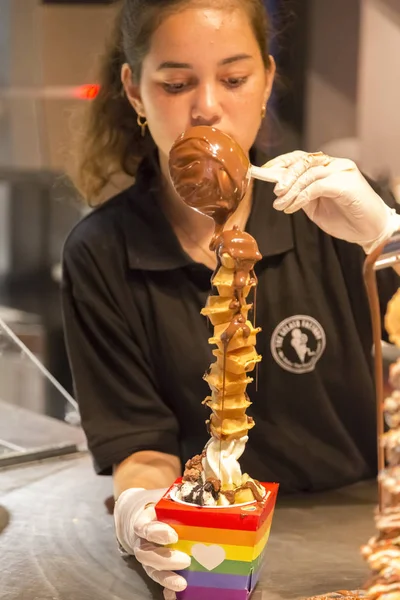 Tel Aviv Izrael Června 2018 Čokoládové Barman Připravuje Dezert Vaflemi — Stock fotografie