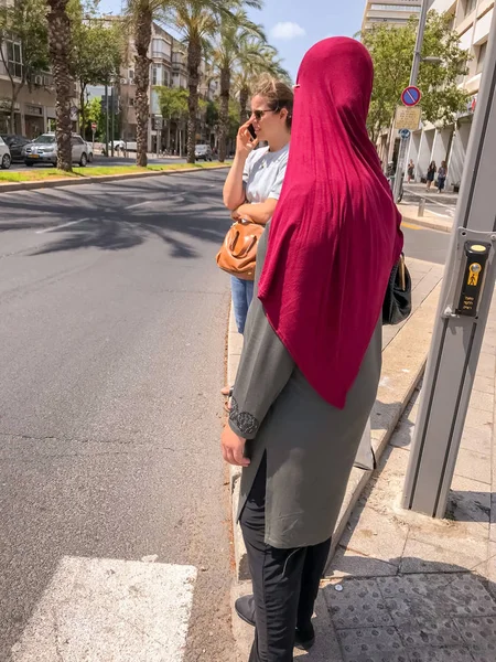 Tel Aviv Israel Juni 2018 Muslimische Und Jüdische Frauen Warten — Stockfoto