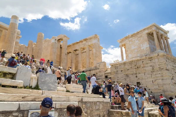 アテネ ギリシャ 2018 パルテノン神殿とエレクテ ギリシャの首都アテネのアクロポリスに再建された古代遺跡 アクロポリスは重要な歴史的建造物です — ストック写真