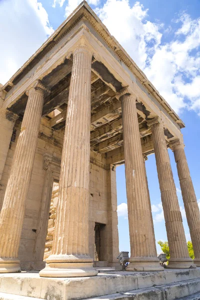 在希腊首都雅典卫城重建的帕台农神庙和神殿氏的古遗址 卫城是一个重要的历史性地标 — 图库照片