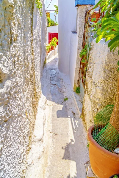 Detale Architektoniczne Wąskimi Uliczkami Anafiotika Tradycyjnej Wioski Atenach Stolicy Grecji — Zdjęcie stockowe