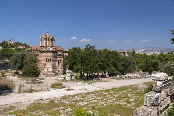 在希腊雅典的古希腊集市上 圣徒教会和赫菲斯托斯寺的外部视野 — 图库照片