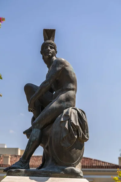 アテネの神話上の創設者英雄テセウスの像 像はアテネ ギリシャのプラカ地区の公園に位置しています — ストック写真