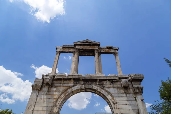 常用的哈德良的大门 哈德良拱门是一个巨大的门户 类似于罗马的凯旋门 它横跨古道从希腊雅典中心 — 图库照片