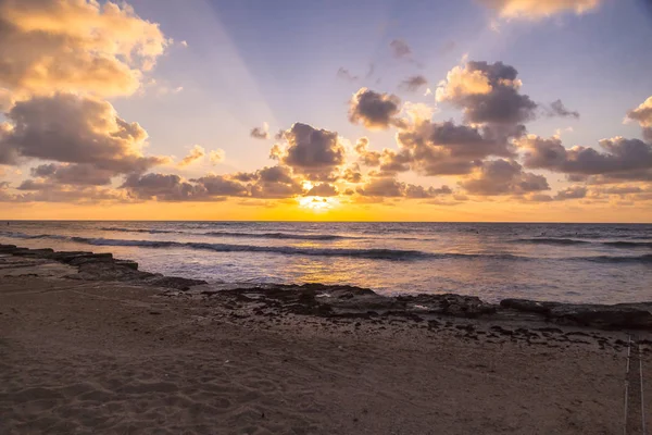 Scena Del Tramonto Con Paesaggio Nuvoloso All Orizzonte Della Costa — Foto Stock