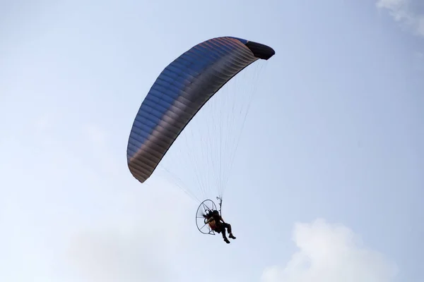 Πλαγιάς Παραπέντε Μηχανοκίνητο Αλεξίπτωτο Στον Ουρανό — Φωτογραφία Αρχείου