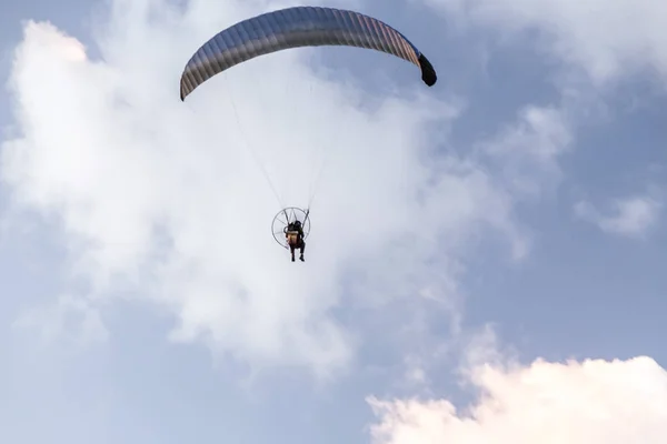 Paramotor Paracaídas Motorizados Cielo —  Fotos de Stock