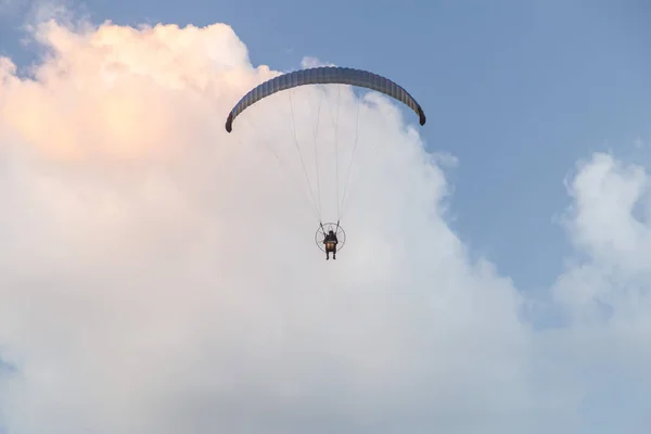 Paramotor 电动滑翔伞在天空中 — 图库照片