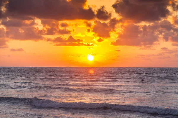 Sonnenuntergangsszene Mit Wolkenlandschaft Über Dem Horizont Der Mittelmeerküste Von Haifa — Stockfoto