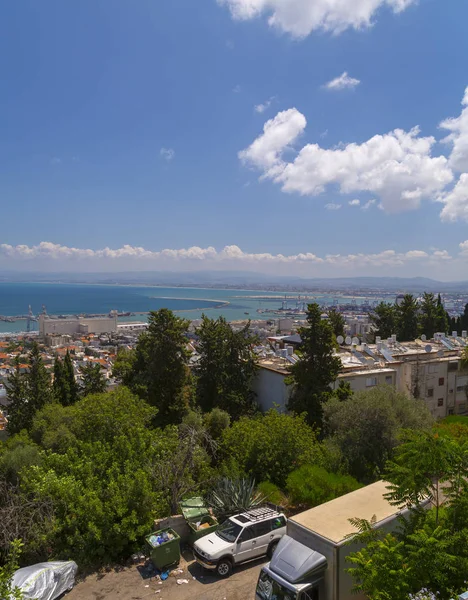 以色列海法 2018年6月18日 以色列地中海沿岸海法港和海法城鸟瞰图 取自卡梅尔山 — 图库照片