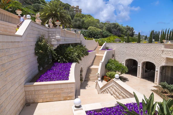 ハイファ イスラエル 2018 ハイファの都市景観とバハイ ガーデンズ バブの神社 イスラエル ハイファのカルメル山上に構築されたバハイの信者のための聖なる巡礼 — ストック写真