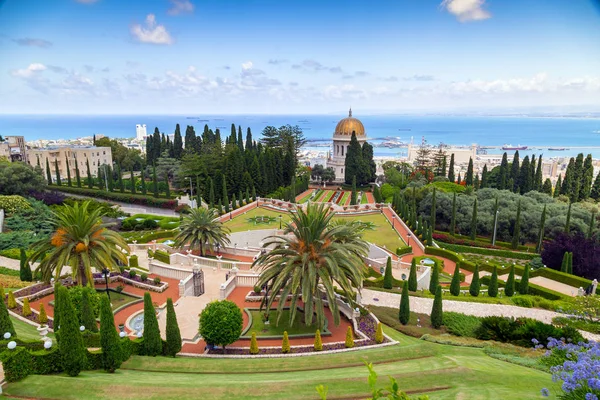 ハイファ都市景観とバハイ ガーデンズ バブの神社 イスラエル ハイファのカルメル山上に構築されたバハイの信者のための聖なる巡礼 — ストック写真