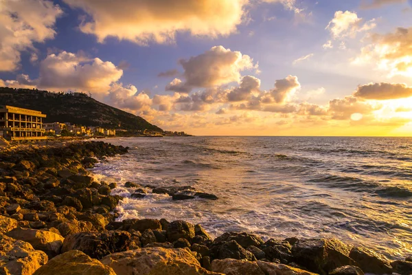 Sonnenuntergangsszene Mit Wolkenlandschaft Über Dem Horizont Der Mittelmeerküste Von Haifa — Stockfoto