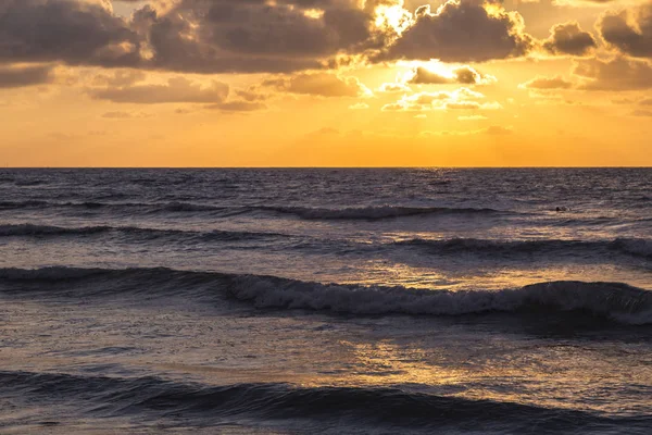 Sonnenuntergangsszene Mit Wolkenlandschaft Über Dem Horizont Der Mittelmeerküste Von Haifa — Stockfoto