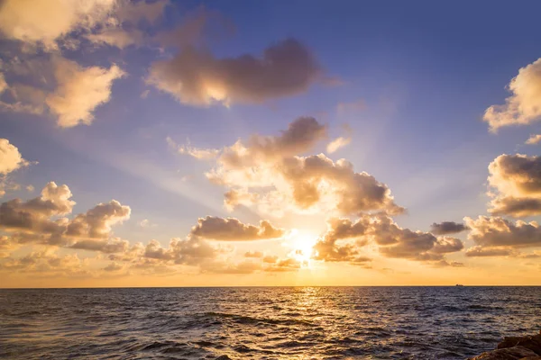 Sonnenuntergangsszene Mit Wolkenlandschaft Über Dem Horizont Der Mittelmeerküste Von Haifa — Stockfoto