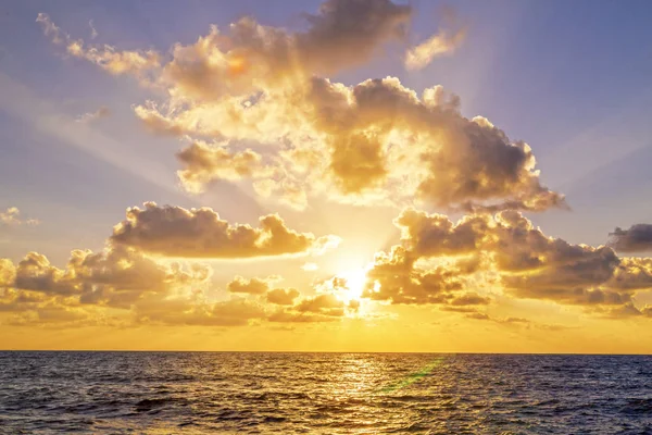 日落场面与 Cloudscape 在地中海海岸的地平线 以色列 — 图库照片
