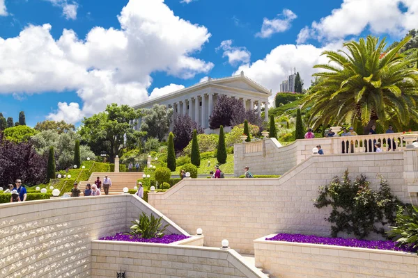 ハイファ イスラエル 2018 ハイファの都市景観とバハイ ガーデンズ バブの神社 イスラエル ハイファのカルメル山上に構築されたバハイの信者のための聖なる巡礼 — ストック写真