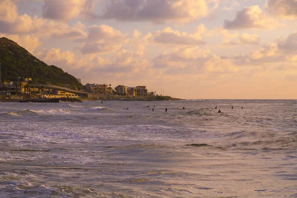 日落场面与 Cloudscape 在地中海海岸的地平线 以色列 — 图库照片