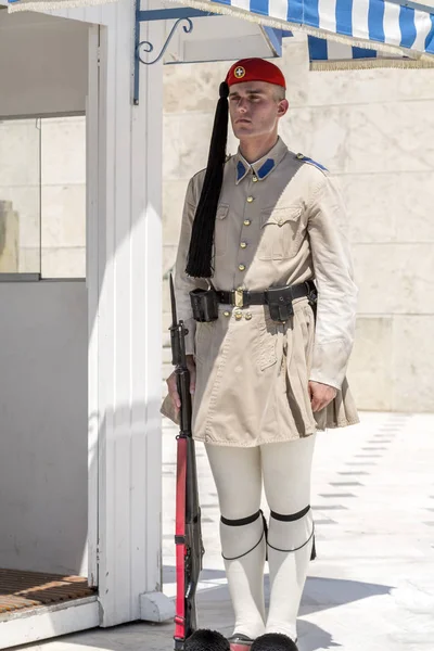 Athen Griechenland Juli 2018 Griechische Soldaten Evzones Traditionellen Uniformen Bezieht — Stockfoto