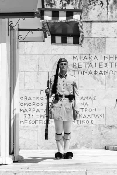 Athen Griechenland Juli 2018 Griechische Soldaten Evzones Traditionellen Uniformen Bezieht — Stockfoto