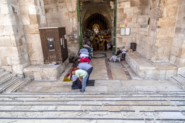 Jerusalém Israel Junho 2018 Muçulmanos Rezando Fora Mesquita Aqsa Monte — Fotografia de Stock