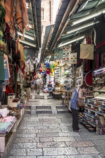 以色列耶路撒冷 2018年6月14日 老集市在古老的狭窄的街道耶路撒冷老城市 游客从小商店购买旅游和宗教物品 — 图库照片