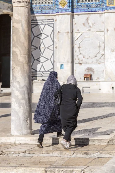 Jerusalém Israel Junho 2018 Duas Mulheres Muçulmanas Entrando Cúpula Rocha — Fotografia de Stock