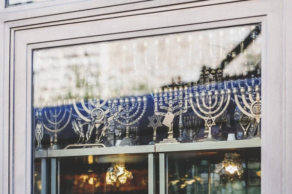 Varios Menorah Símbolo Del Judaísmo Objetos Religiosos Escaparate Tienda Jerusalén —  Fotos de Stock