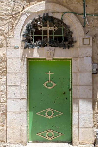 古老的华丽的门漆在绿色和装饰与基督教符号在耶路撒冷 — 图库照片