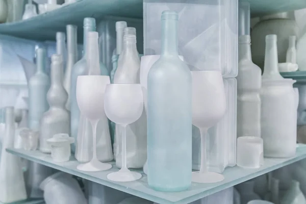 Objets Verre Bouteilles Verres Vin Vases Etc Sur Des Étagères — Photo