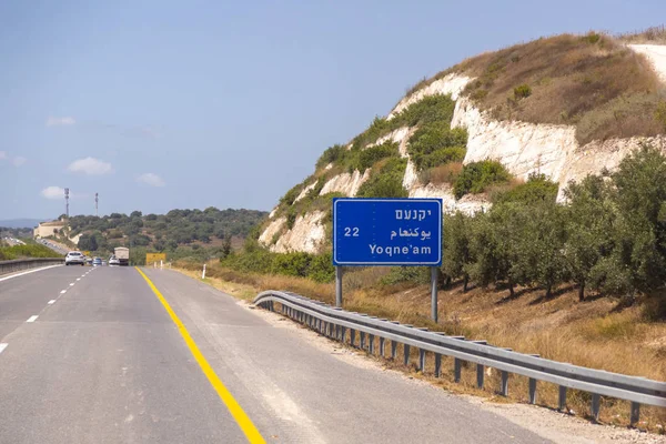 Motorväg Med Skyltar Och Fordon Trafik Från Jerusalem Till Haifa — Stockfoto