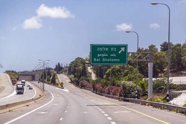Jerusalén Haifa Israel Junio 2018 Autopista Con Señales Vehículos Tránsito —  Fotos de Stock